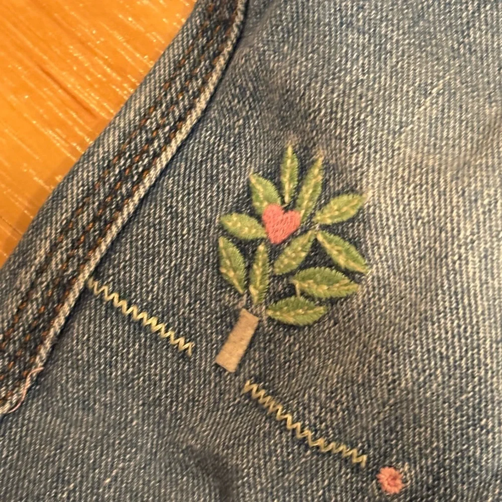 OshKosh B'gosh Y2K/ Vintage Blue‎ Jeans with Colorful Embroidery
